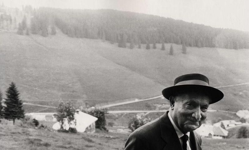 Martin Heidegger con la Selva Negra de fondo.