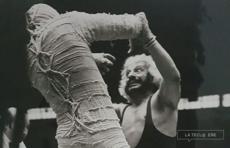 Martín Karadagián se enfrenta a la Momia en el Luna Park.