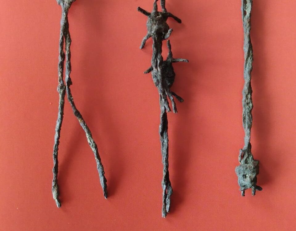 En la foto, el primer alambre es del centro de exterminio de Celebici, el segundo de Auschwitz y el tercero de la ex Esma.