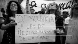 La ley que a pesar de los decretos de Macri permite defender la democracia