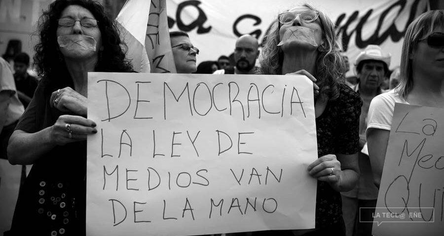 La ley que a pesar de los decretos de Macri permite defender la democracia