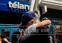 Periodistas se abrazan frente a la pueta de Télam. Foto: Carlos Brigo.